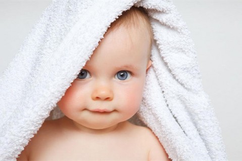 初乳很黄是不是不干净不可以喝？母乳怎么喂养金华捐卵宝宝？